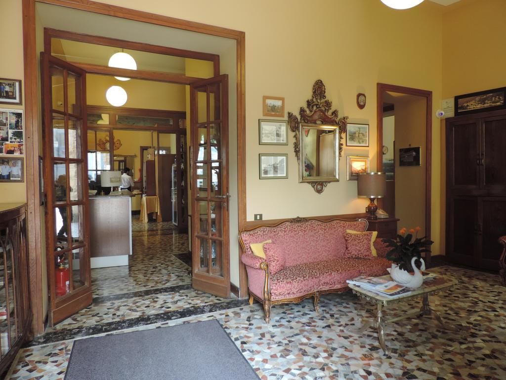 Hotel Vapore Торно Екстер'єр фото
