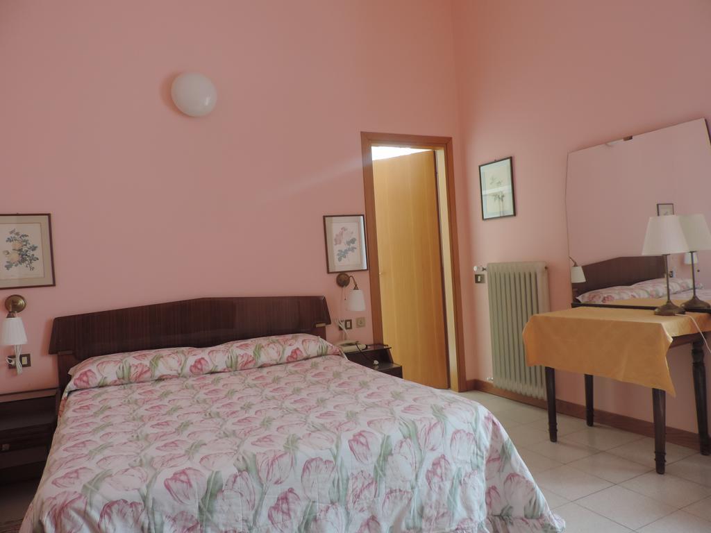 Hotel Vapore Торно Екстер'єр фото